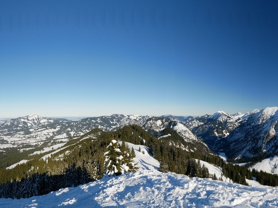 Panoramasicht vom Gipfel über das Retterschwanger Tal