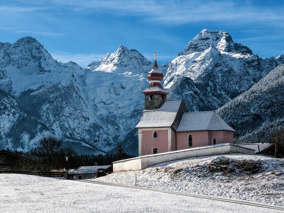 St. Antonius Kapelle in Au bei Lofer. Im Hintergrund die Loferer Steinberge