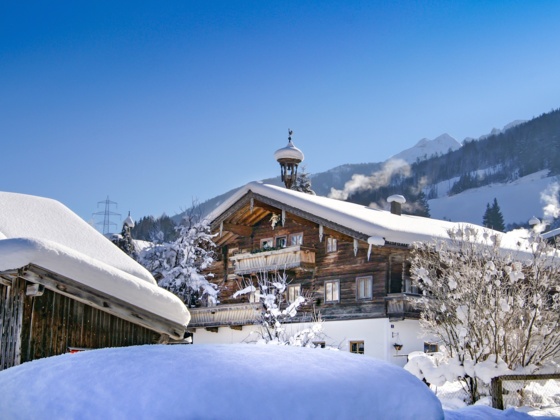 Winterwandern - Die Wanderungen führen an traditionelle Bauernhöfen vorbei