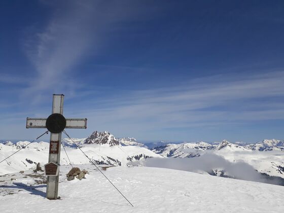 Der Wildkogelgipfel auf 2222m mit Blick zum Großen Rettenstein