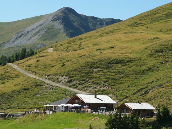 Hochsonnbergalm im Hintergrund der Gernkogel