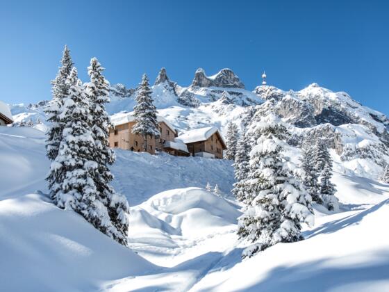 Lindauer Hütte und im Hintergrund die Drei Türme