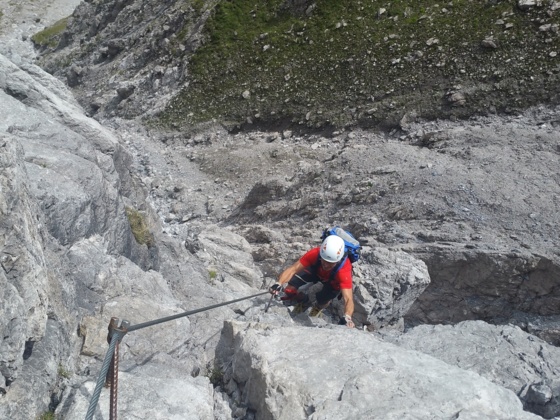Schlüsselstelle gleich am Anfang nach der Querung. Teilweise überhängig. Viele starten auch erst hier die Tour, da bis hierher auch ein alpiner Steig führt