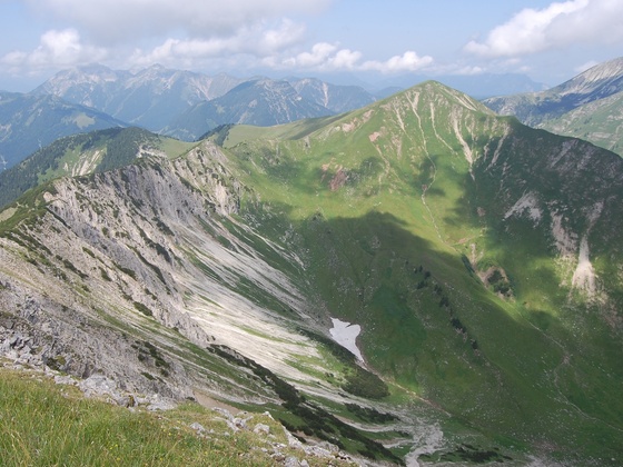 Der Gipfelgrat ist nach Norden hin ausgesetzt und sollte daher nur von schwindelfreien Wanderern begangen werden - aber es lohnt sich!