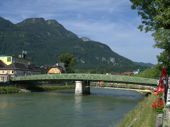 Kaiserin-Elisabeth-Brücke und Katrin im Hintergrund