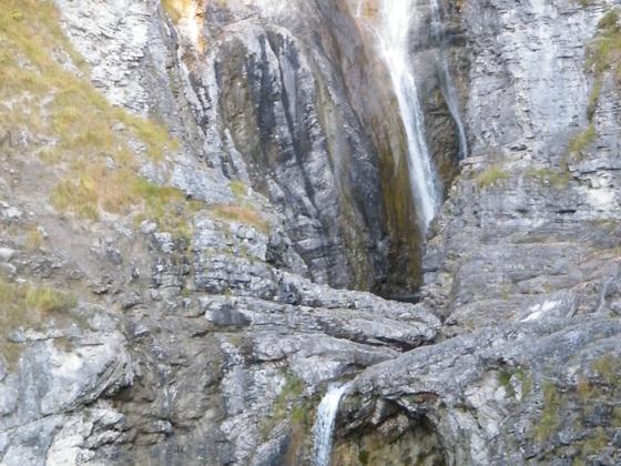 Großes Wasserbecken unterhalb des Stuibenfalls