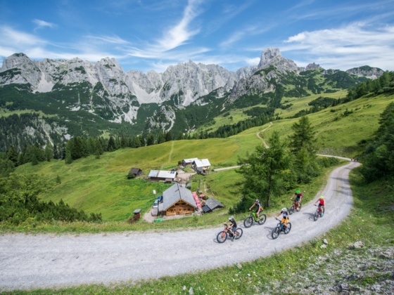 Biker vor den Loseggalmen und dem Gosaukamm