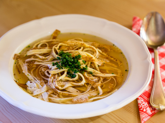 Das AlmCard Schmankerl auf der Hofpürglhütte - die klassische Frittatensuppe