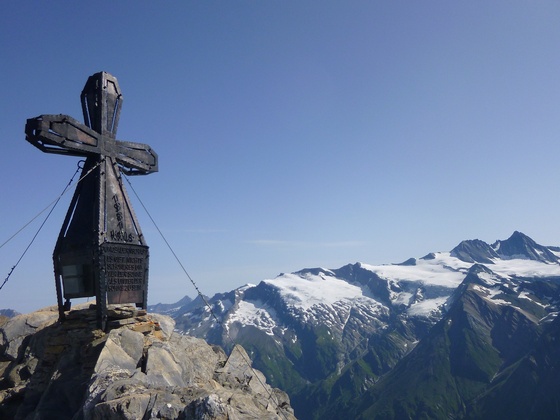 Gipfelkreuz der Kendlspitz vor dem Großglockner