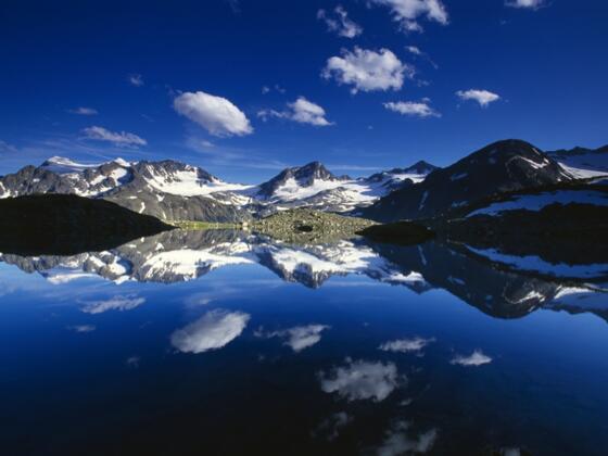 Mutterbergersee mit Alpenhauptkamm