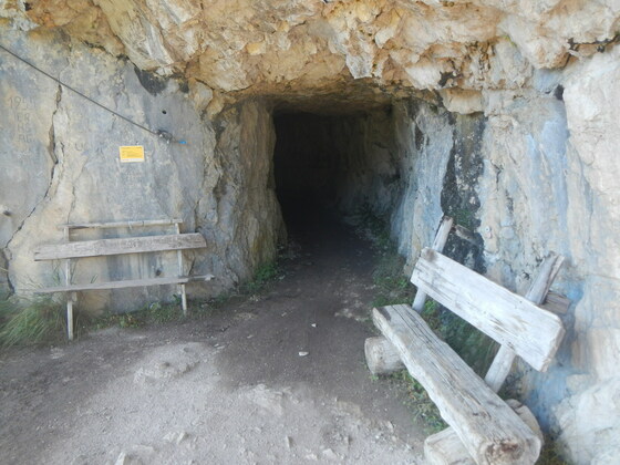 Tunnel durch Felswand
