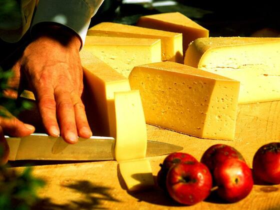 Beim Scharlernbauern in Hollersbach erhalten Sie Speck und Käse aus dem hauseigenen Hofladen.