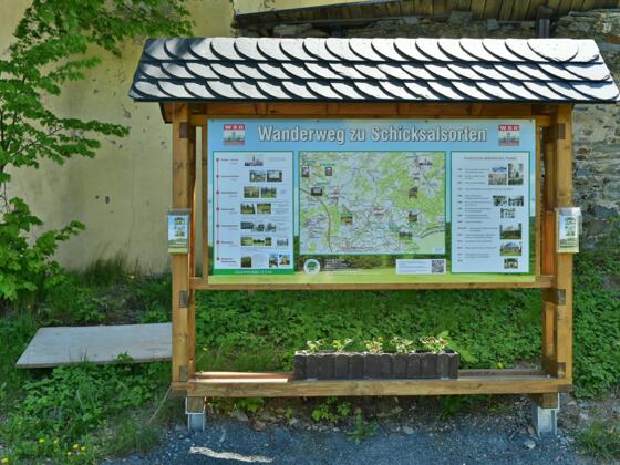 Übersichtstafel am Wanderweg zu den Schicksalsorten