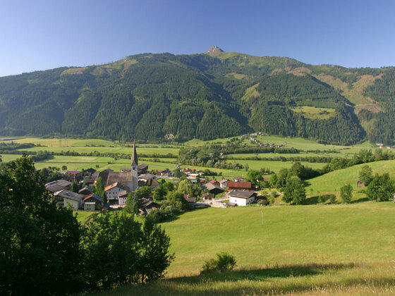 Blick über Stuhlfelden zum Scheibelberg. Von dort startet ihre Tour.