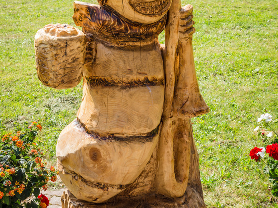 Der Holzfigurenweg beginnt beim Holzwurm