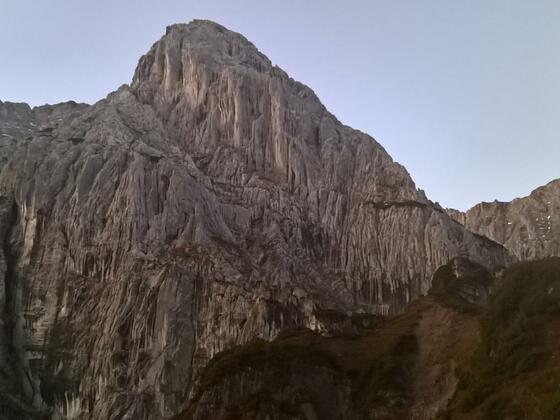 Totenkirchl, Nordwand; unten rechts ist die erste Terasse zu erkennen, an derem Fuß sich zahlreiche Kamine befinden.