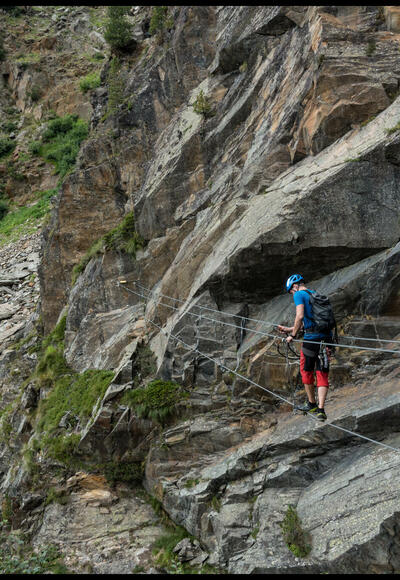 Spannende Brücke mit rasantem Tiefblick aufs rauschende Wasser.