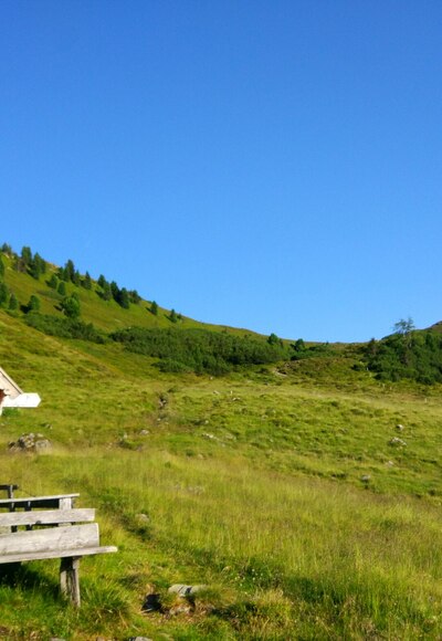 Bank beim Hochleger Breiteggalm mit Blick auf Breiteggspitz