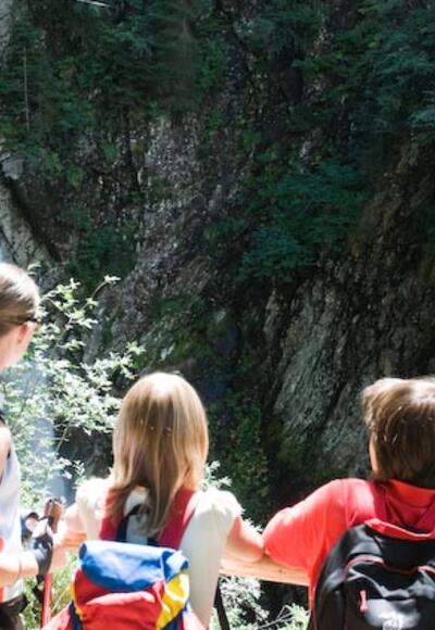 Aussichtskanzel mit Blick auf den Wasserfall