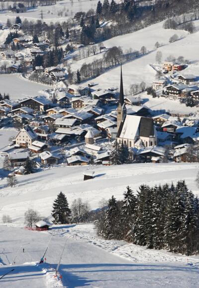 Blick auf das verschneite Maria Alm
