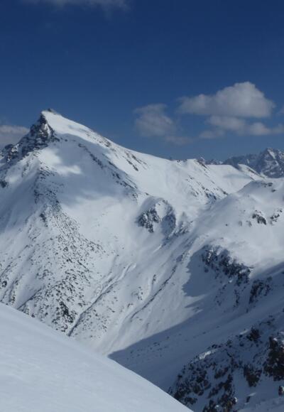 Die ganze Pracht der Namloser Wetterspitze im Blickfeld.