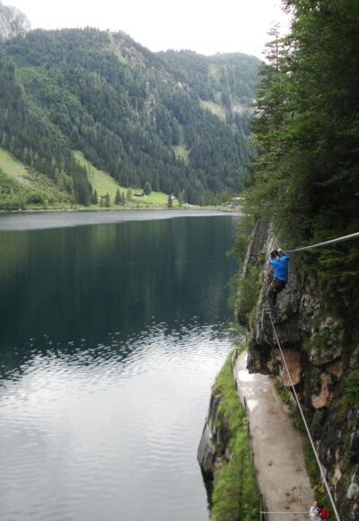 Die Seilbrücke verläuft teilweise direkt über dem Wanderweg.