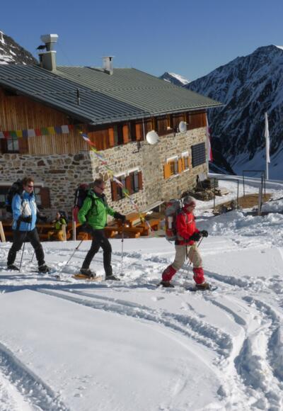 Schneeschuhbergsteiger im Gebiet der Pforzheimer Hütte.