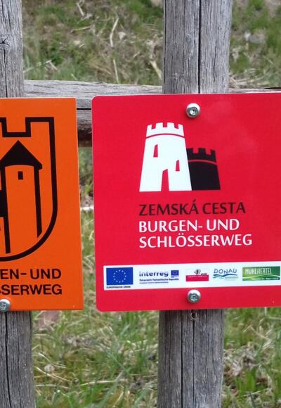 Alte und neue Beschilderung