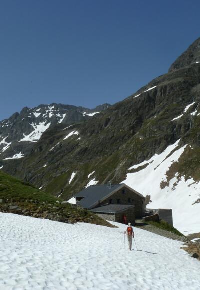 Die Tuoi-Hütte, zu der von der Talseite eine Fahrweg führt