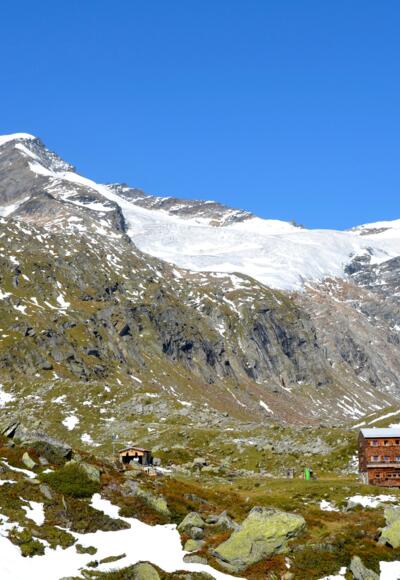 Essener und Rostocker Hütte links im Hintergrund die Simonyspitzen