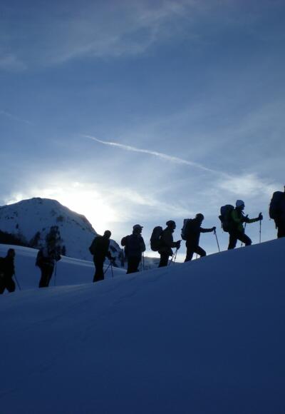 Ein langer Tag geht zu Ende. Im Bildhintergrund die Winterstaude.