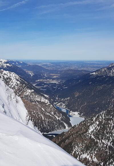 Am Gipfel, Blick nach Norden mit PLansee und Säuling