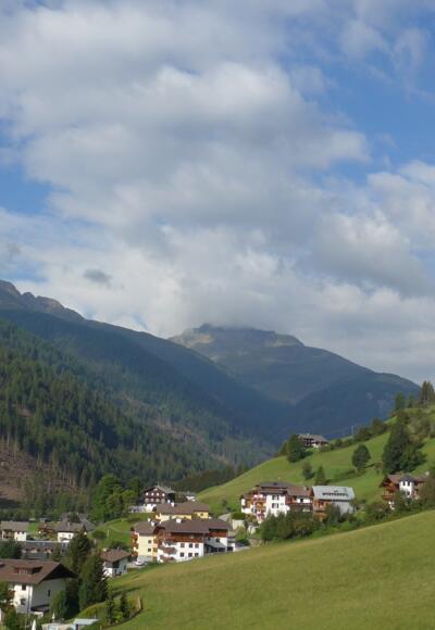 Auf dem Höhenweg, Blick zum Kahorn, links  und Deferegger Pfannhorn, Bildmitte