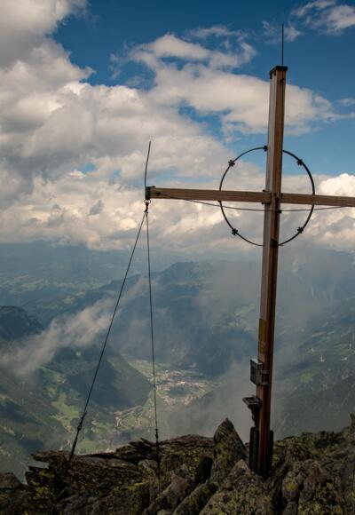 Gipfelkreuz mit Mayrhofen tief im Tal