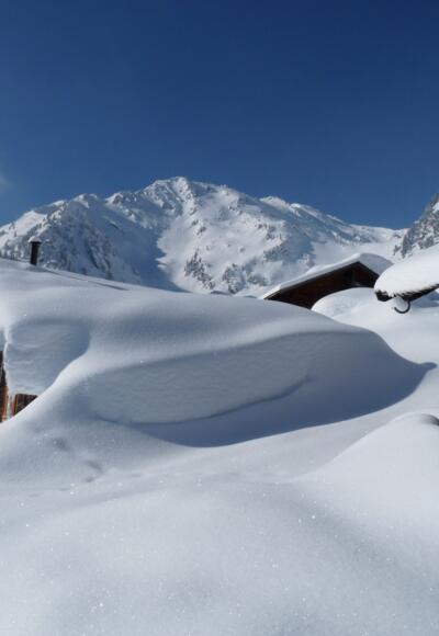 Beim Wazalm-Hochleger. Versteckt unter einer dicken Schneedecke.