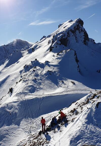 Unten im Sattel Skidepot, der Gipfel der Wattenspitze wird meist ausgelassen