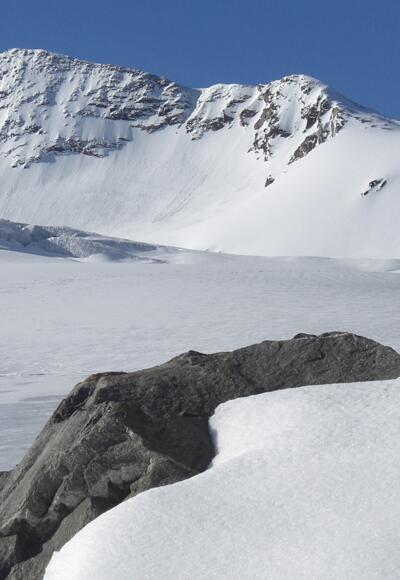 Am Weg zum Wuetenkarsattel. In Hintergrund der Windacher Daunkogel