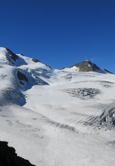 Am Mittelbergjoch angekommen, hat man einen herrlichen Blick auf die Wildspitze, Hinterer Brochkogel und die Petersenspitze (Von links nach rechts)