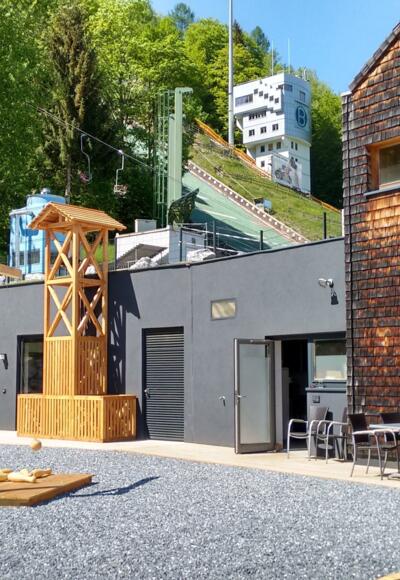Besucherzentrum mit Österreich Haus und Paul Außerleitner Schanze im Hintergrund
