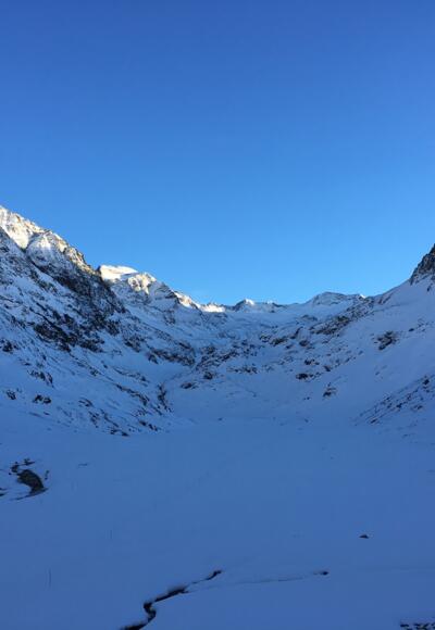 Hinten links der Gipfel