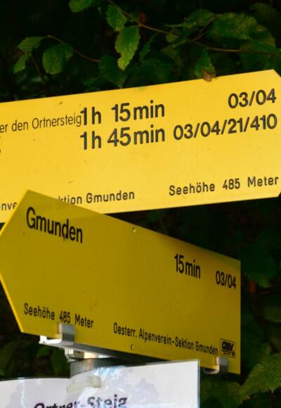 Wegweiser an der ersten Wiese