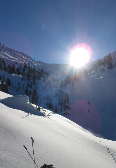 Langsam kommt die Sonne ins Tal.