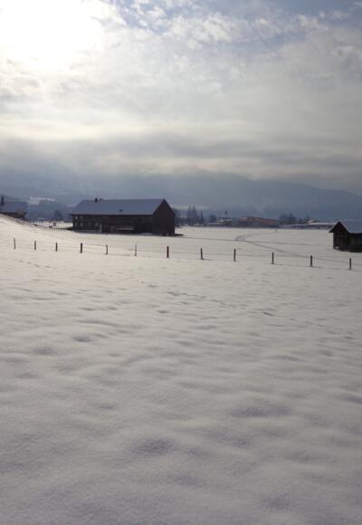 Zwischen den zwei Heustadln liegt das Hotel Quellengarten