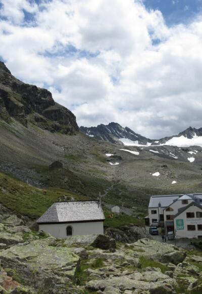 Wiesbadener Hütte mit Vermuntkopf (links)