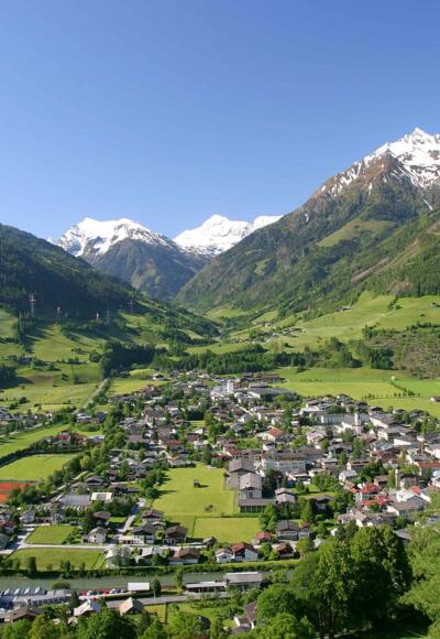 Der Felberberg (links im Bild) mit Blick auf die Stadt Mittersill