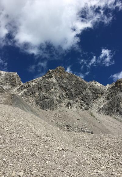 Blick zum Gipfel mit den Routen