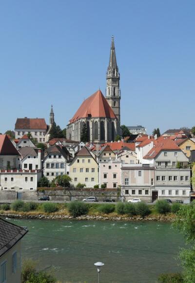 Die Stadtpfarrkiche Steyr inmitten der Steyrer Altstadt.
