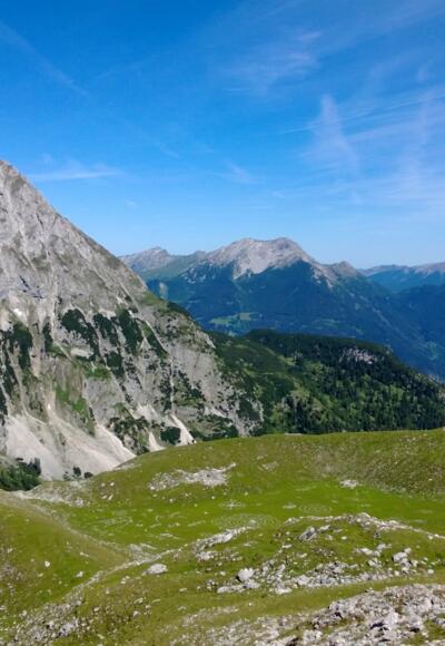 Blick über die Fußballwiese zur Sonnenspitze beim Aufstieg zum hinteren Tajatörl