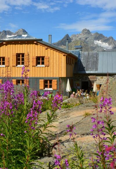 Die Rüsselsheimer Hütte mit dem Kaunergrat im Hintergrund