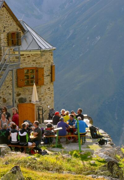 Am Spätnachmittag lässt sich die wärmende Sonne über dem Kaunergrat auf der Biergartenterrasse genießen